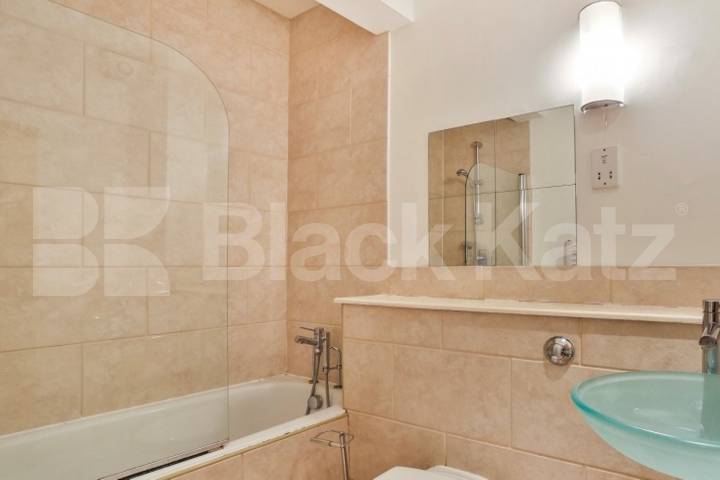 Semi split level, mezzanine area and gorgeous balcony   Newington Causeway, Borough